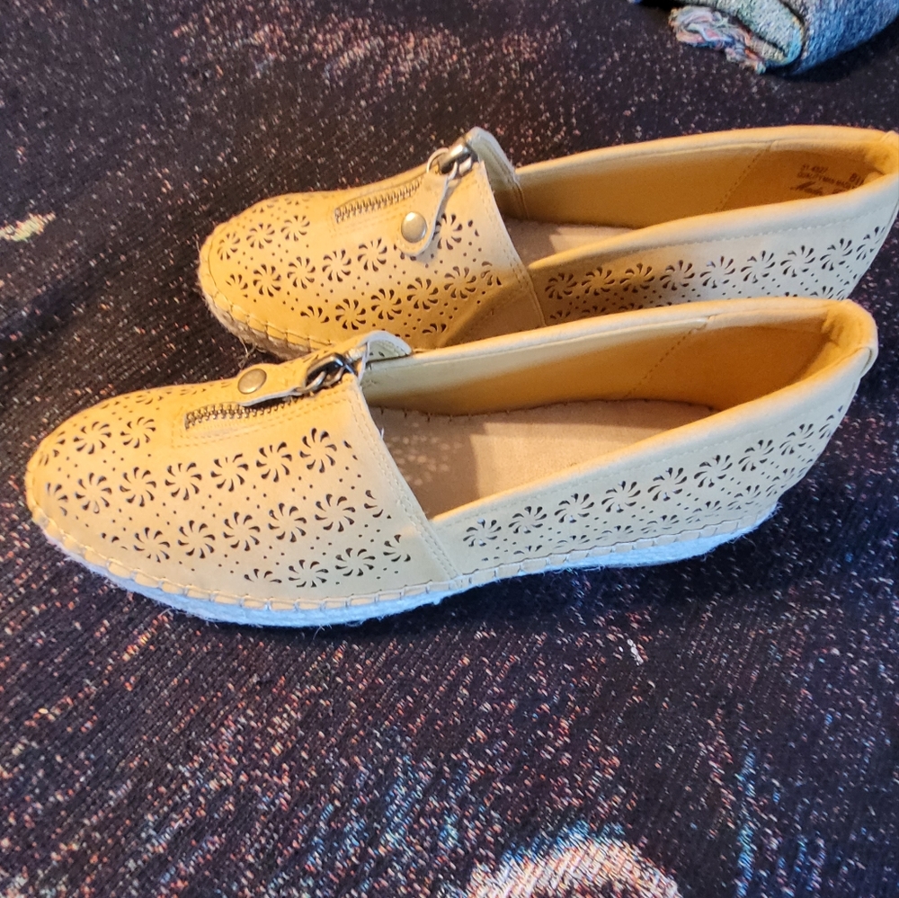 8.5 M Ladies Esperal Easy Street shoes new